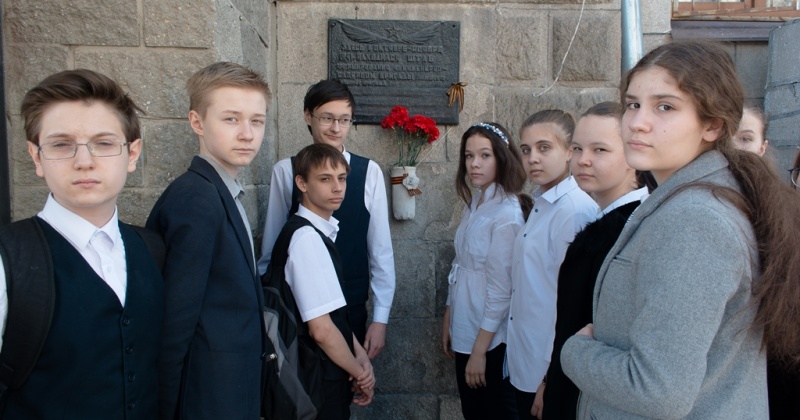В преддверии Дня Победы учащиеся 8 Б класса возложили цветы к мемориальной доске на здании гимназии (ул. Куйбышева, 32).