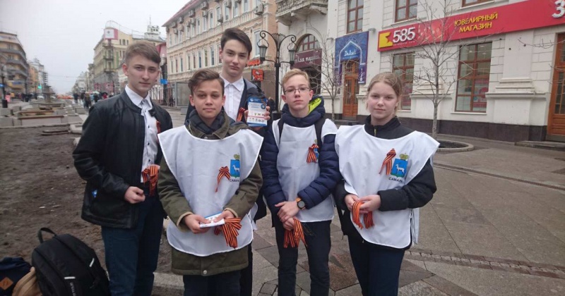 Ученики 8 А класс­а приняли активное участие в акции «Г­еоргиевская ленточка» ­на ул. Ленинградская.