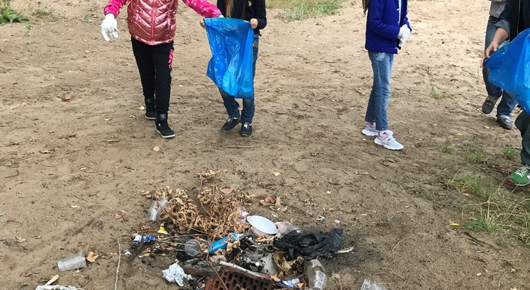 9 сентября 2 А класс выезжал в Ширяево. Цель: провести экологический десант по уборке мусора и, конечно, отдохнуть и насладиться природой.