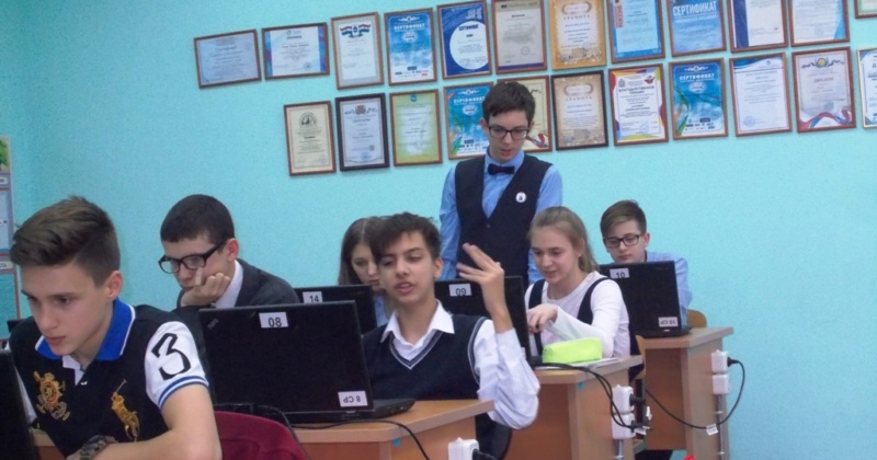 04 – 10 декабря по всей стране состоялась всероссийская акция школьников и студентов «ЧАС КОДА», целью которой является привлечение молодёжи к программированию. В МБОУ Гимназии №3 в акции приняли участие 90 детей с 6-го по 9-й классы.