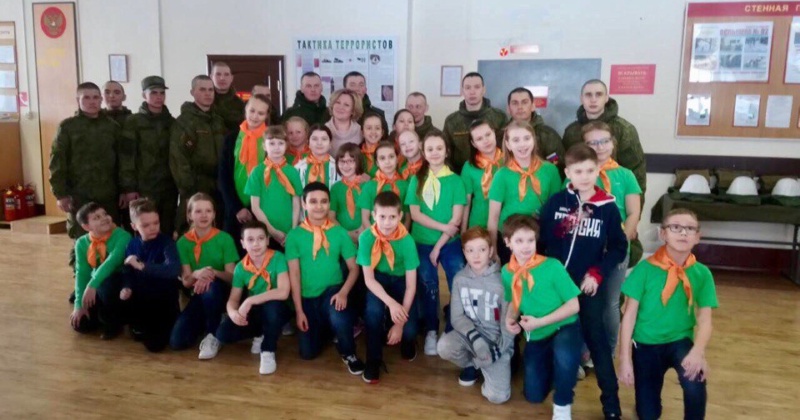 Вчера в рамках Всероссийской благотворительной акции «Посылка солдату» ребята 4Б класса традиционно посетили воинскую часть в посёлке Кряж с концертом и подарками.