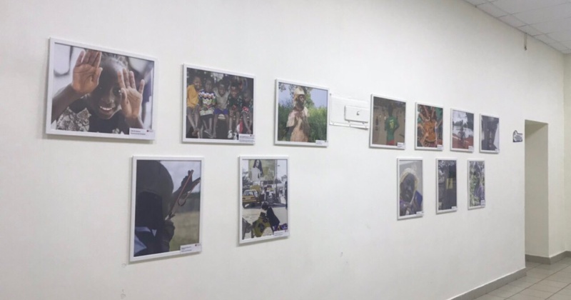 В рамках сотрудничества с Альянс Франсез в гимназии проходит фотовыставка «Сенегал — страна теранги», которая отправится в Ростов на Дону в начале следующего года.