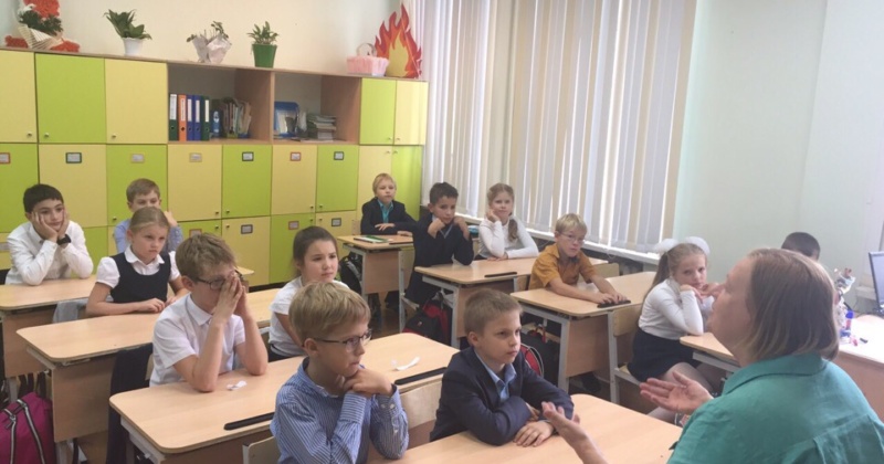 27 сентября прошёл классный час в 3В, посвящённый теме «День пожилого человека» Дети читали стихи на русском, фр. и англ. языках, играли на скрипке?