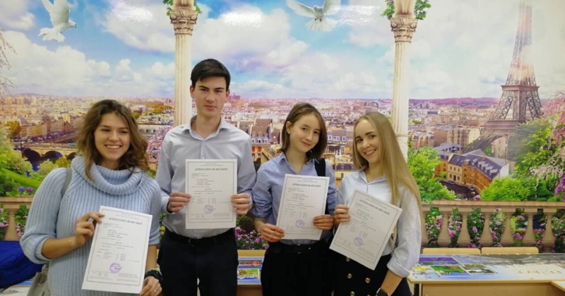 10 ноября, четверо учащихся 11 класса, обучающихся на двуязычном отделении, воспользовавшись возможностью, предоставленной Посольством Франции, бесплатно сдали экзамен DELF B2 Junior