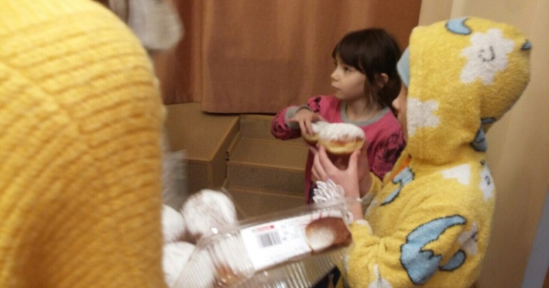 12 декабря 8Б класс посетил детский дом имени Фролова? Ребята подарили новогодние подарки и вкусные пончики.