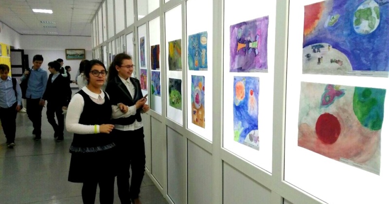 В гимназии проходит выставка детских работ «Мечты о космосе».