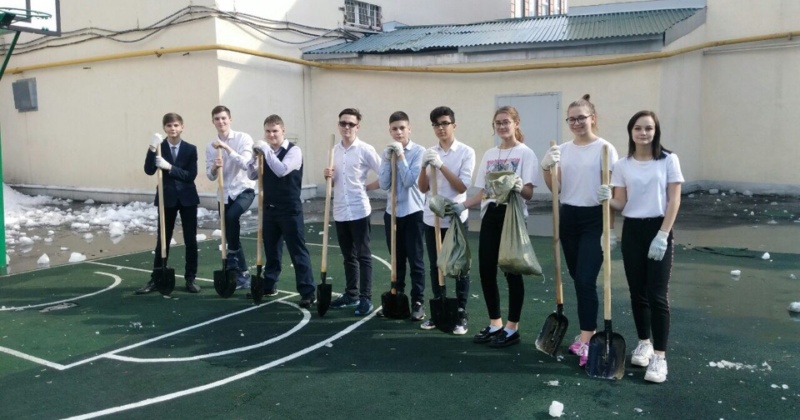 10 апреля гимназисты-юнармейцы с большим энтузиазмом приняли активное участие в очистке территории внутреннего двора от снега и мусора!