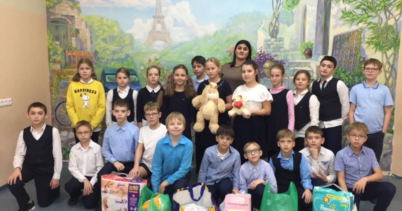 Ученики и родители 4В класса приняли участие в благотворительной акции, собрали необходимые вещи, питание, игрушки в детский дом, для онкобольных.