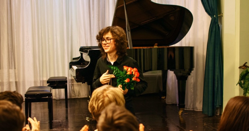 20 февраля ученики 11 класса и учителя побывали на первом сольном концерте ученика 11Б класса Сергея Рымаря.