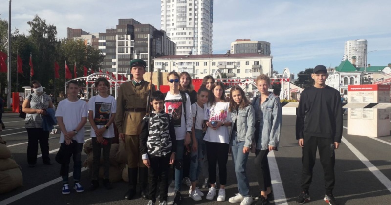 4 сентября учащиеся 8Б класса посетили интерактивный музей под открытым небом «Дорога истории — наша Победа» на площади Куйбышева