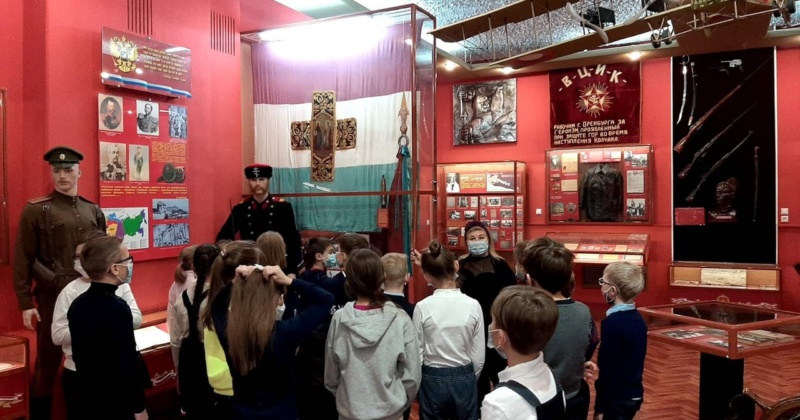 18 ноября в рамках подготовки к Гимназической ассамблее 3″Б» класс посетил самарский музей Боевой Славы.
