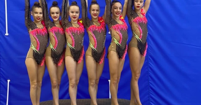 Поздравляем учениц 7А и 7В класса Наумову Ксению и Кормилицыну Викторию с победой в составе команды на Всероссийских соревнованиях. Девочки теперь является кандидатами в мастера спорта.