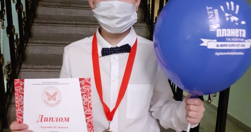 Ученик 4″В» класса Салмин Марк на международном конкурсе «Таланты без границ» получил диплом lll степени в номинации академический вокал.