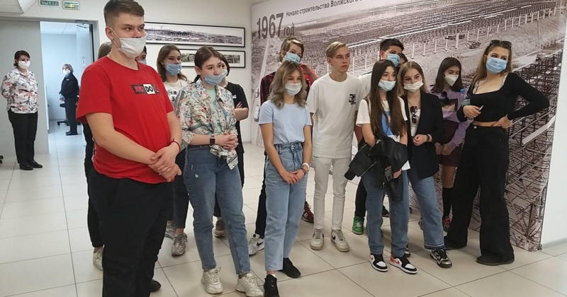 9Б класс посетил музей Атоваза в городе Тольятти. Ребята узнали про историю создания завода, увидели машину из первой партии выпущенной АвтоВАЗом.