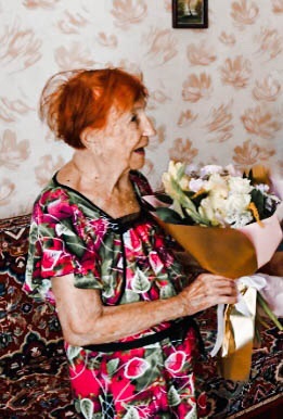 8 мая, накануне праздника Великой Победы, учащиеся 10 «Б» класса поздравили участницу Сталинградской битвы Зинченко Варвару Тимофеевну, вручив ей букет цветов, торт и денежный подарок, ради которого ребята и проводили фото-выставку на Red Nose Day.