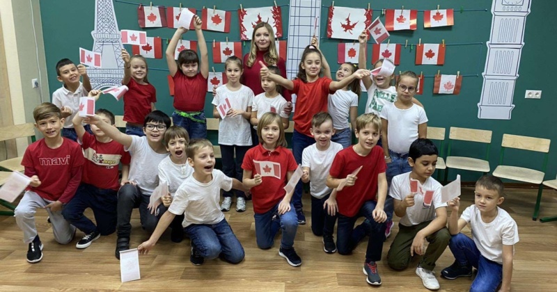 2 декабря началась Гимназическая Ассамблея. 2Б класс подготовил выступление — «Образование в Канаде» .