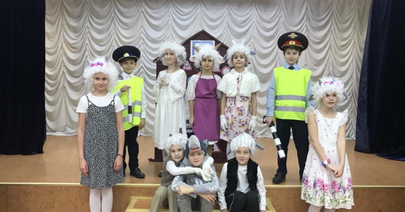 Поздравляем театральный класс Ирины Николаевны Давыдовой с победой в конкурсе Юных Инспекторов Движения( ЮИД !)