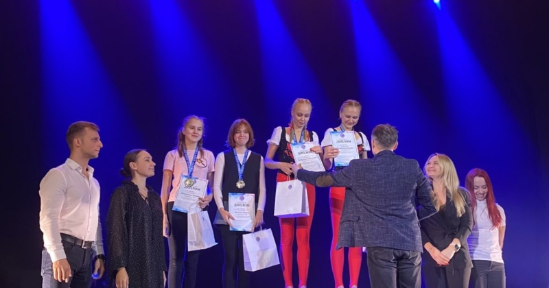 Поздравляем ученицу 7А класса Волкову Марию с почётным 2 местом во Всероссийских соревнованиях по воздушной гимнастике!!!
