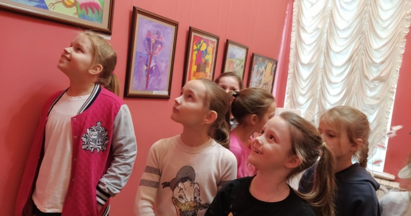 Ребята 2А класса с удовольствием проводят каникулы . Они посетили экскурсию в музее «Детская картинная галерея» и поучаствовали в мастер-классе «Весенние птицы».