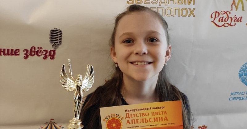 Соня Горчакова из 2В класса заняла 1 место в Международном конкурсе «Детство цвета апельсина «