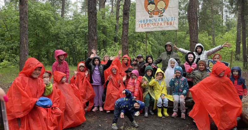 28 мая ученики и родители 1Б класса отметили окончание первого года обучения в дружеской обстановке, в лесу!