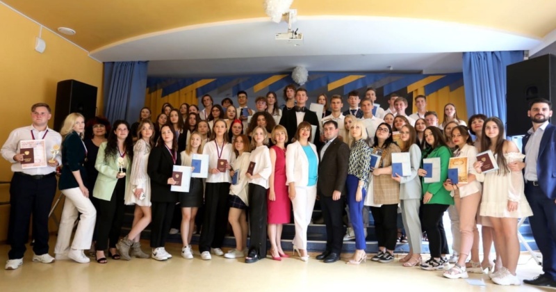 30 июня в Гимназии состоялось торжественное вручение аттестатов выпускникам 11 классов.