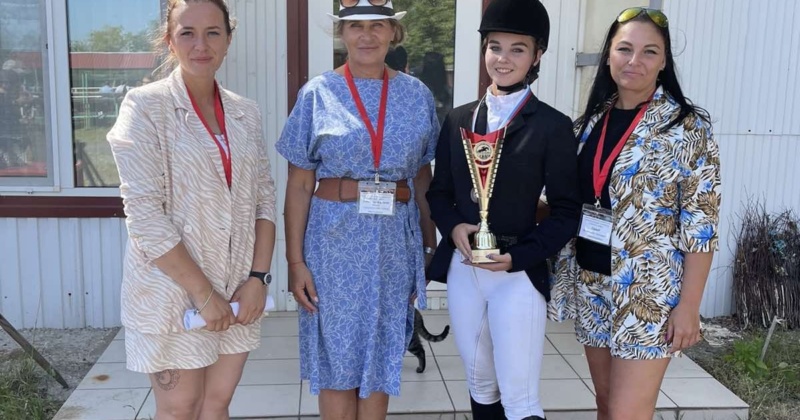 На соревнованиях «Кубок Губернатора Самарской области» по конному спорту, ученица 11Б класса, Сергеева Алиса заняла Первое место!