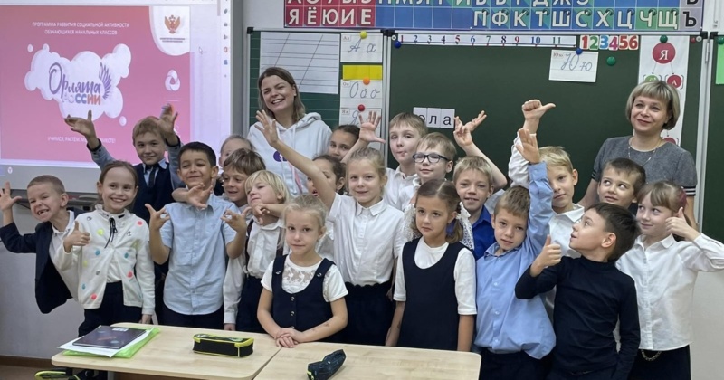 В рамках подготовки к Ассамблее 1В класс пригласил на классный час представителя регионального отделения Российского движения школьников.