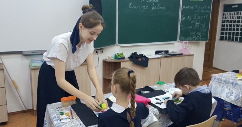 Наставники из 8 «Б» класса: Пухаева Лиза, Воронцова Женя, Токарева Алиса провели для учащихся 2 «Б» класса мастер-класс по росписи на тканях.