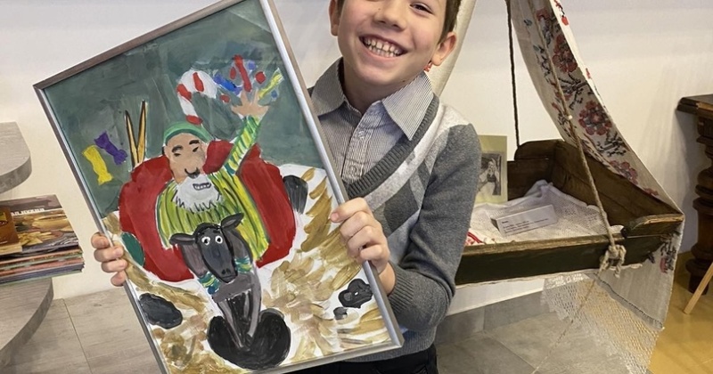 Ученик 2В класса, Сарматин Николай, принял участие в выставке рисунков, посвящённой новогодним традициям народов России ❄🎅