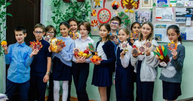 Учащиеся 5В класса на уроке английского в рамках страноведения отмечали День благодарения.