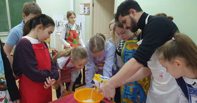 В гимназии существует традиция — в январе отмечать французский Праздник Королей (Епифанию) и готовить галету.