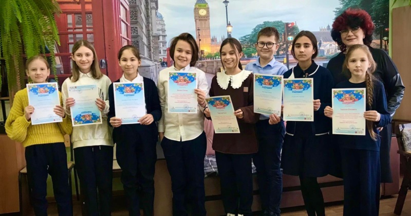 Учащиеся 5 классов получили свои заслуженные сертификаты за отличные результаты в международной олимпиаде по английскому языку «The Spirit of the Christmas — 2023”.