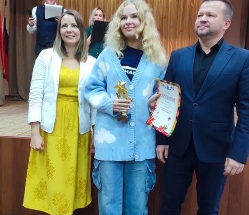 27 сентября прошел фестиваль «Золотая осень» Финютина Злата , ученица 6Б класса, была награждена в номинации “Богатства осени” (рисунок “Золотая осень”), кубком и грамотой.