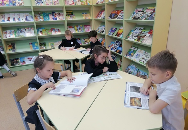 Учащиеся 1В класса посетили библиотеку. Ребята познакомились со структурой гимназической библиотеки, с правилами пользования библиотекой.