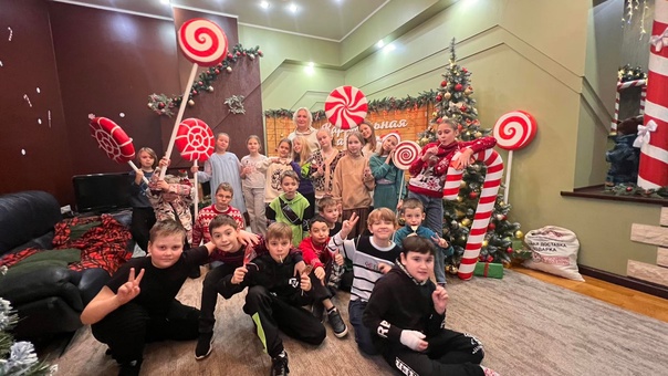 22 декабря 3А класс посетил Карамельную фабрику Деда Мороза. Ребята погрузились в волшебную новогоднюю атмосферу,