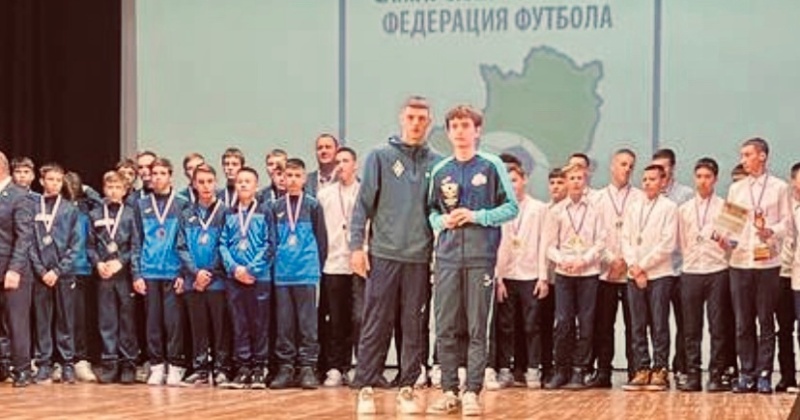 На первенстве по футболу среди мальчиков до 15 лет, ученик 8В класса Савинков Егор получил звание лучшего игрока!