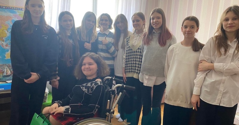 Сегодня девочки 7 «В» навестили одноклассницу Машу Моргунову, которая мужественно борется с тяжелым заболеванием. Встреча прошла очень тепло и по весеннему радостно!