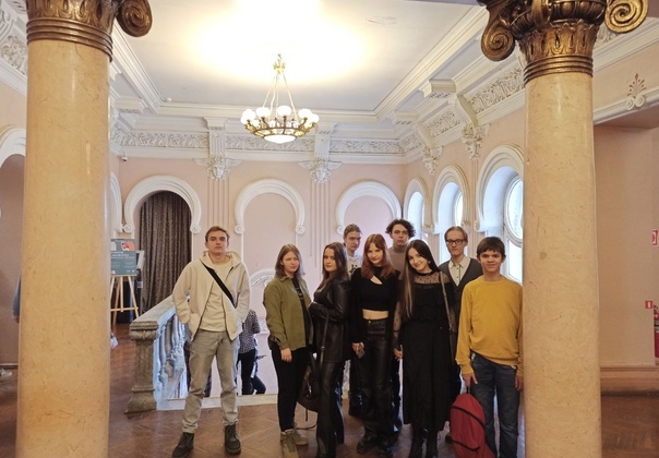 9В класс, в рамках внеурочных мероприятий, посетил Самарский областной художественный музей.