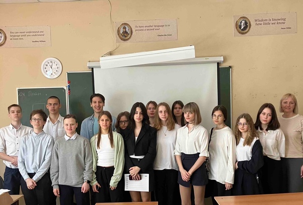 Ренат Исказиев, руководитель программы «Цифровые навыки и компетенции» БФ «Вклад в будущее» провел занятия с учащимися 8-9 классов.