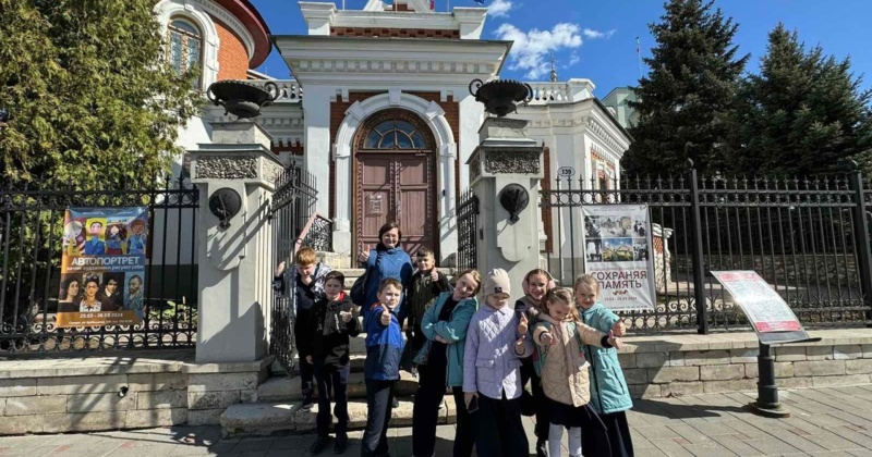 В ожидании праздника победы учащиеся 2 Г класс побывали в Самарской картинной галерее, посетив выставки «Сохраняя память» и «Автопортрет».